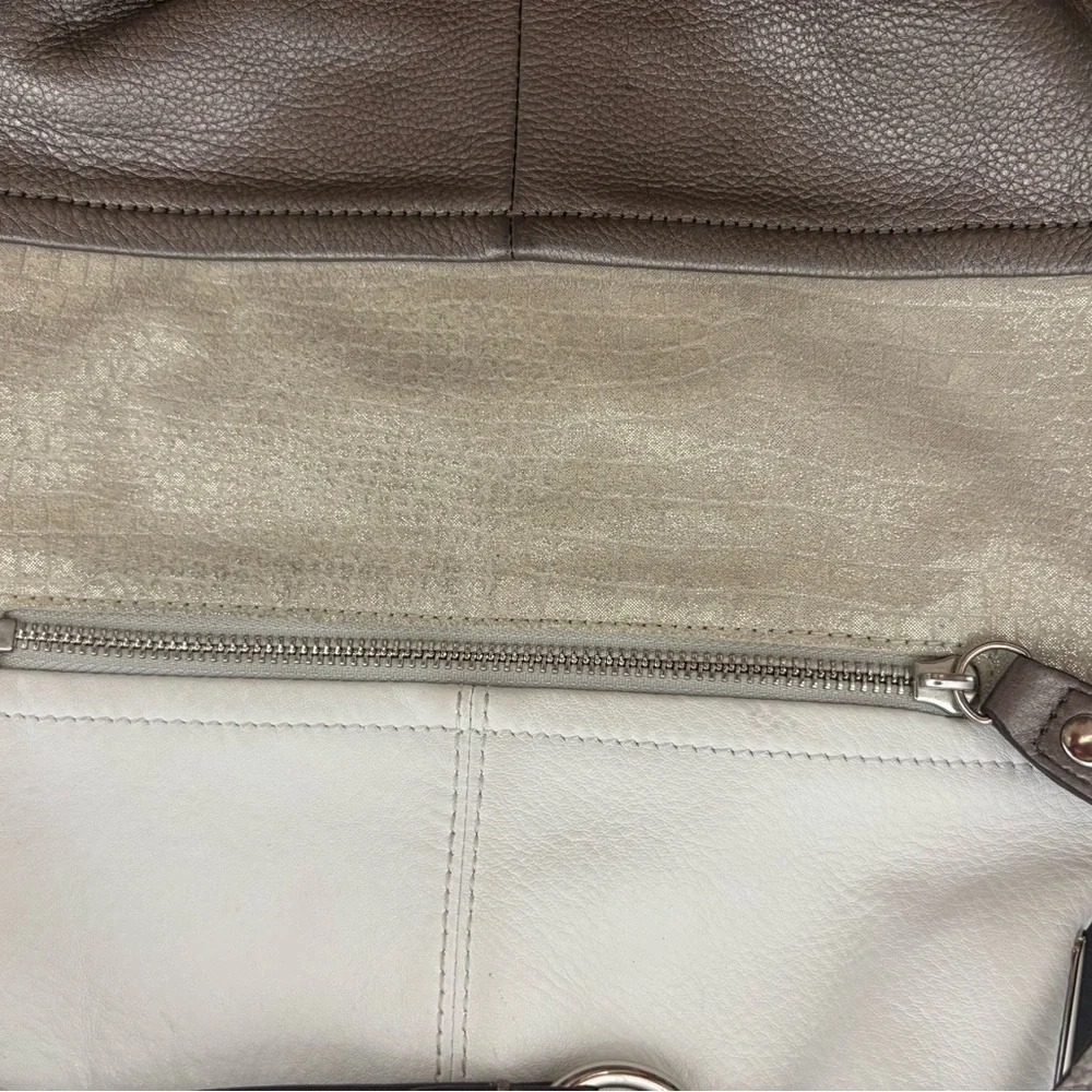 B MAKOWSKY METALLIC SILVER SOFT LEATHER HOBO STYLE HANDBAG - A8 - Picture 7 of 11